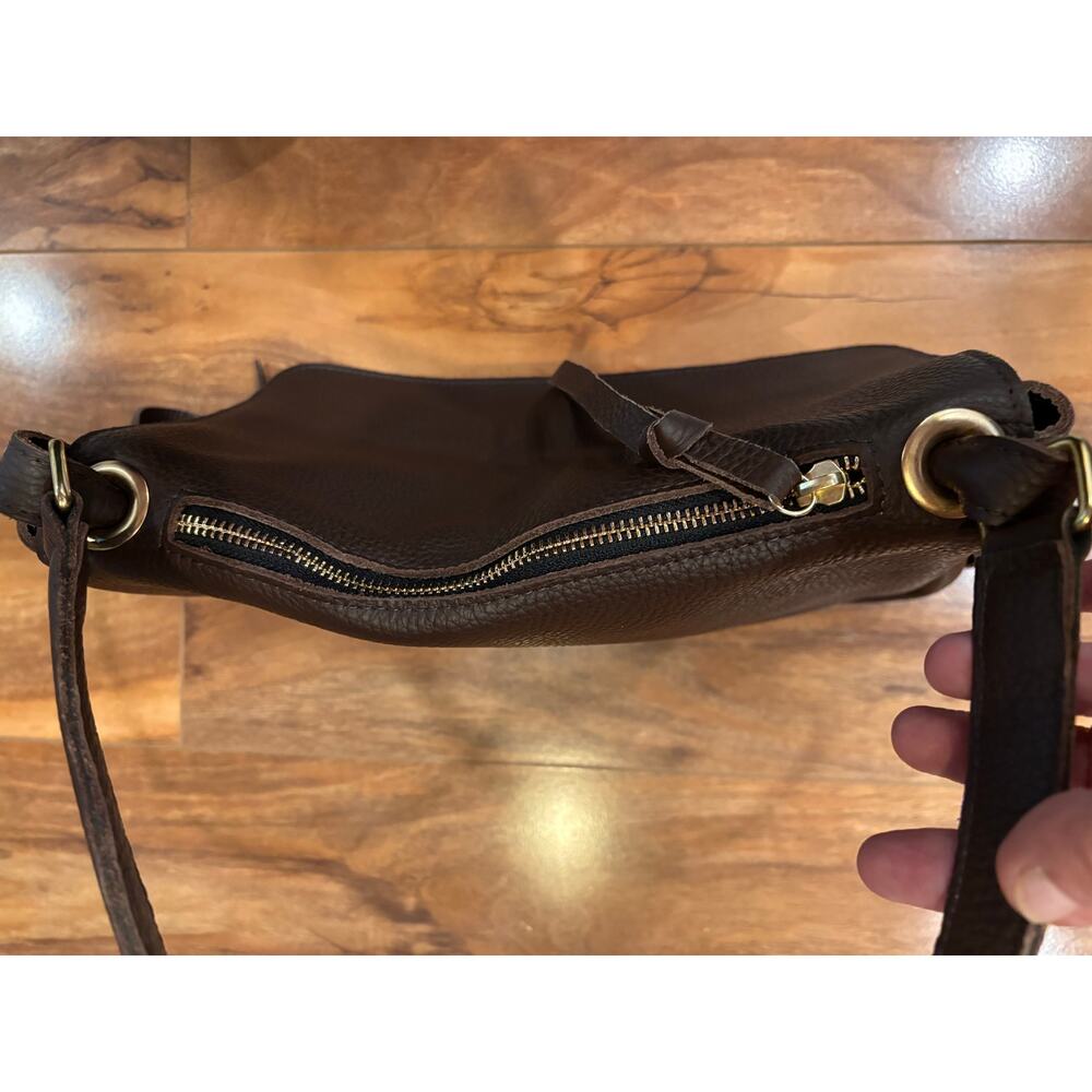 Oliveve brown pebbled soft leather hand bag shoulder bag. Flap front, extra stra - Picture 9 of 12